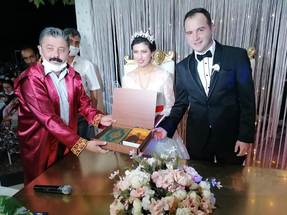 Yeni evli çifte Kuran ve Nutuk hediyesi
