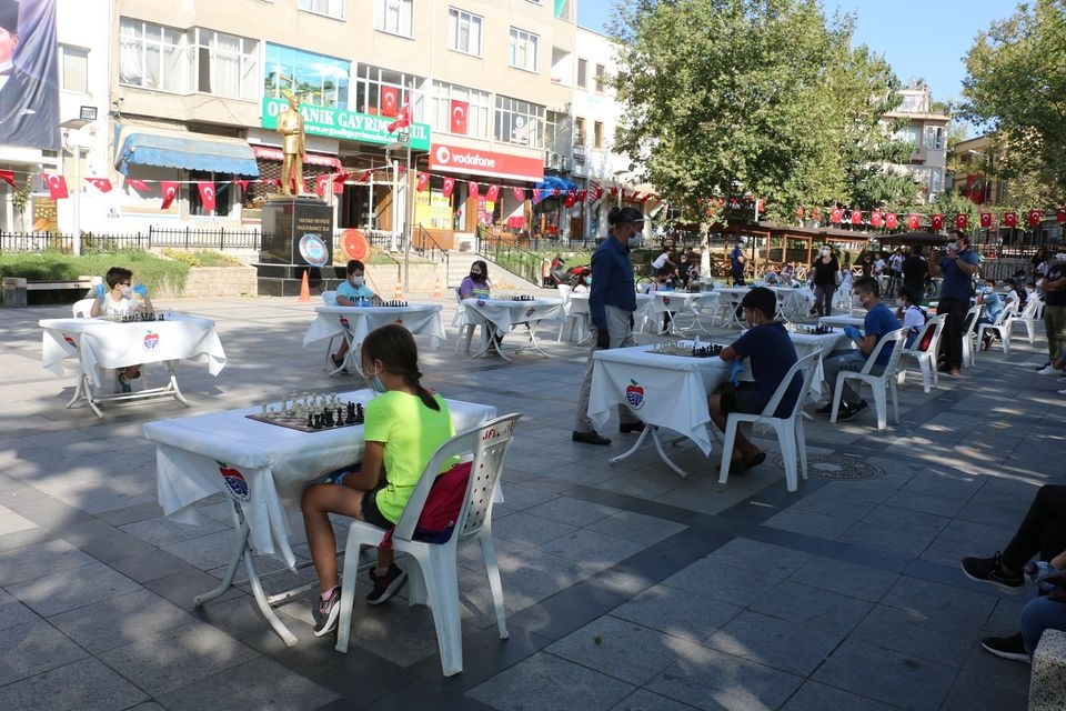 Bayramiç’te simültane satranç gösterisi