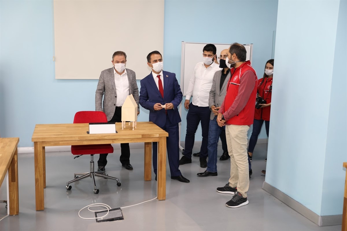 Vali Aktaş Çanakkale Gençlik Merkezi’nde