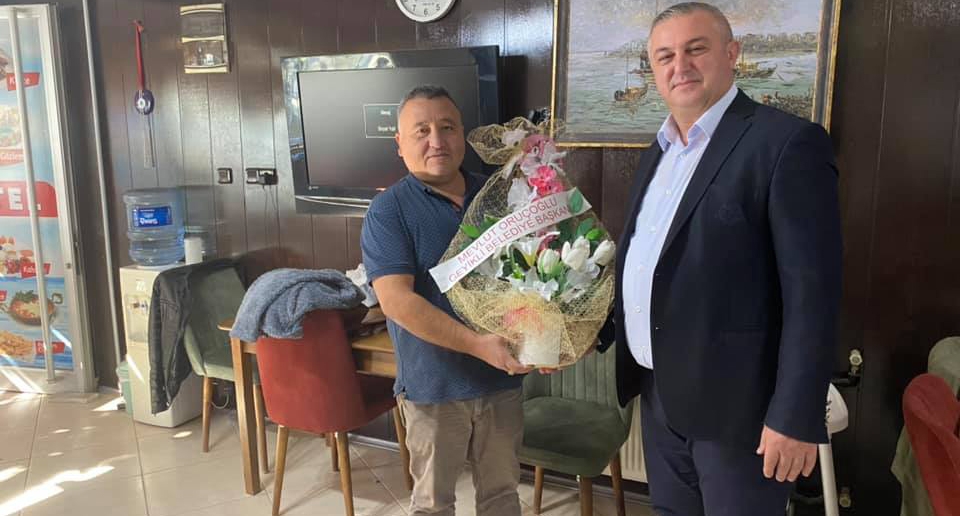 Oruçoğlu’ndan muhtarlara çiçek