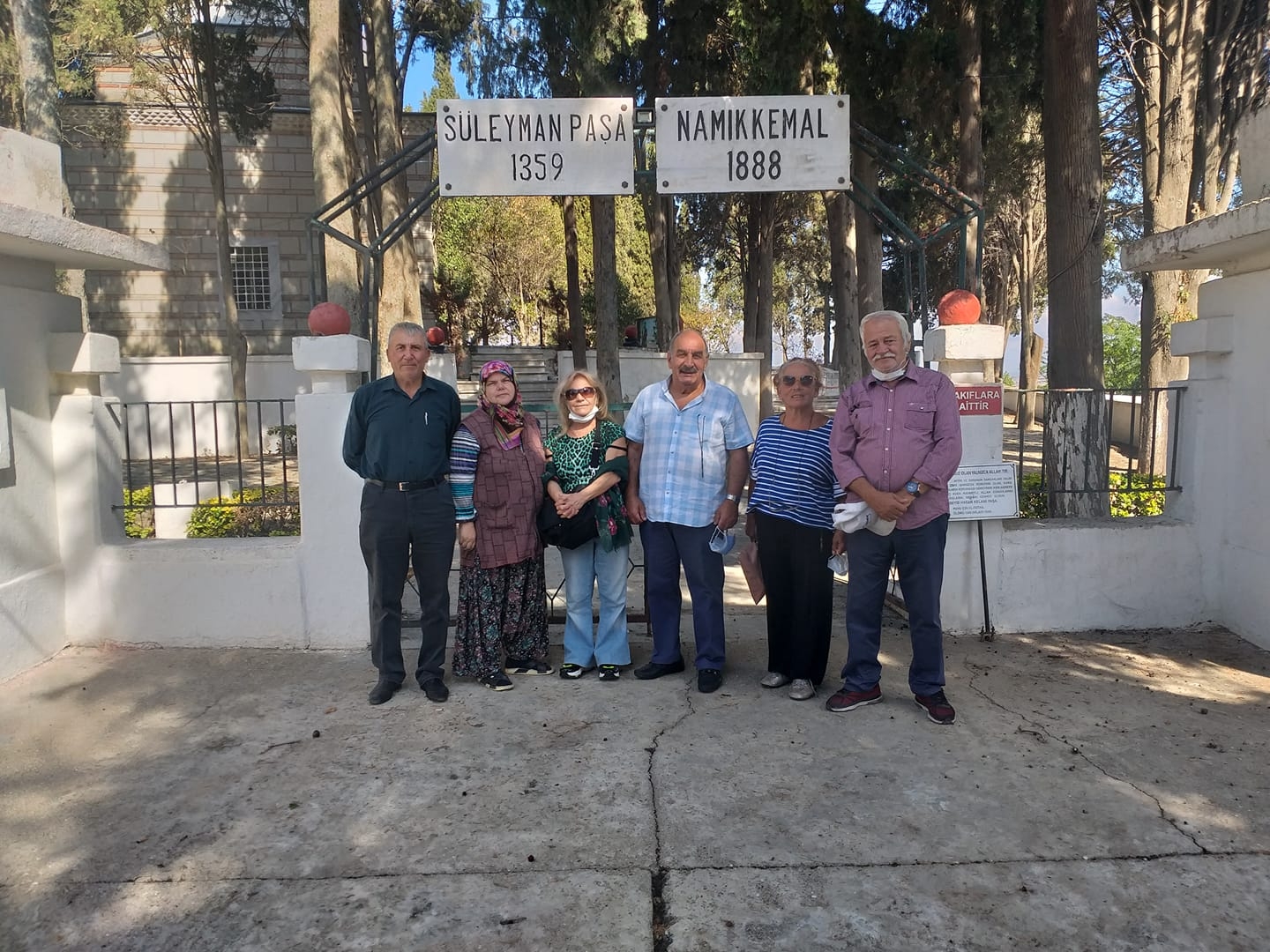 Süleyman Paşa ve Namık Kemal’in kabrini ziyaret etti