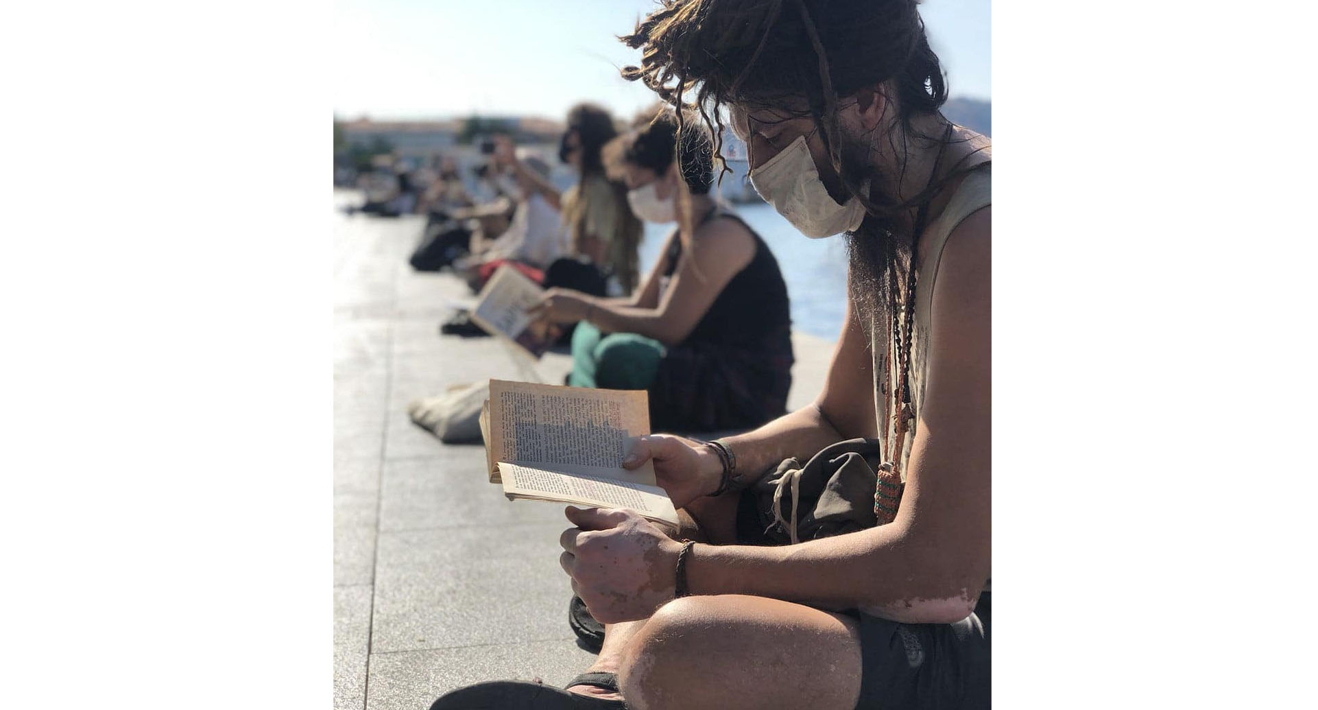 Tepkilerini kitap okuyarak göstermeye devam ediyorlar