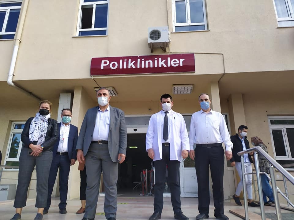Mikrobiyoloji ve biyokimya laboratuvarlarını ziyaret etti