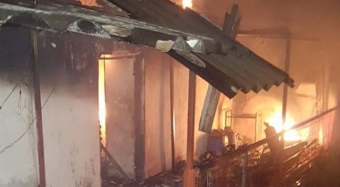 Alevler koca bir evi küle çevirdi