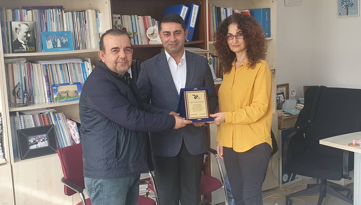 Plaket ile ödüllendirildi