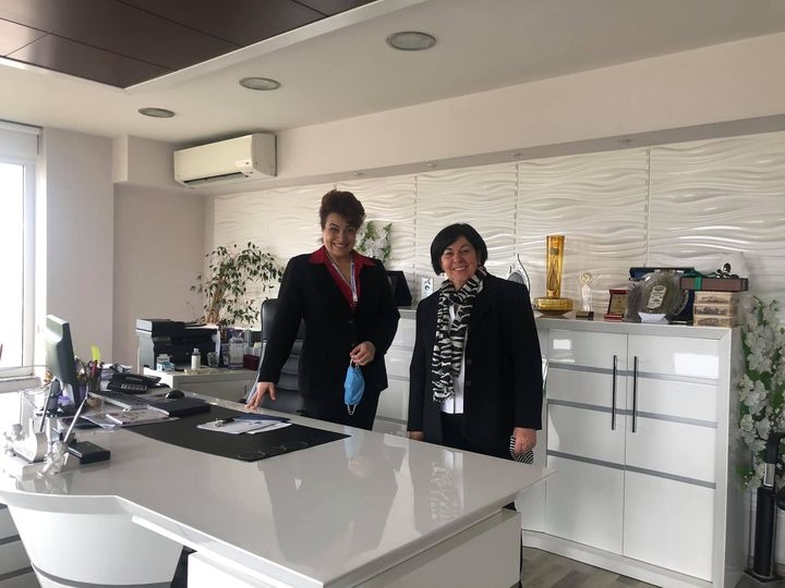 Misafirini ağırladı