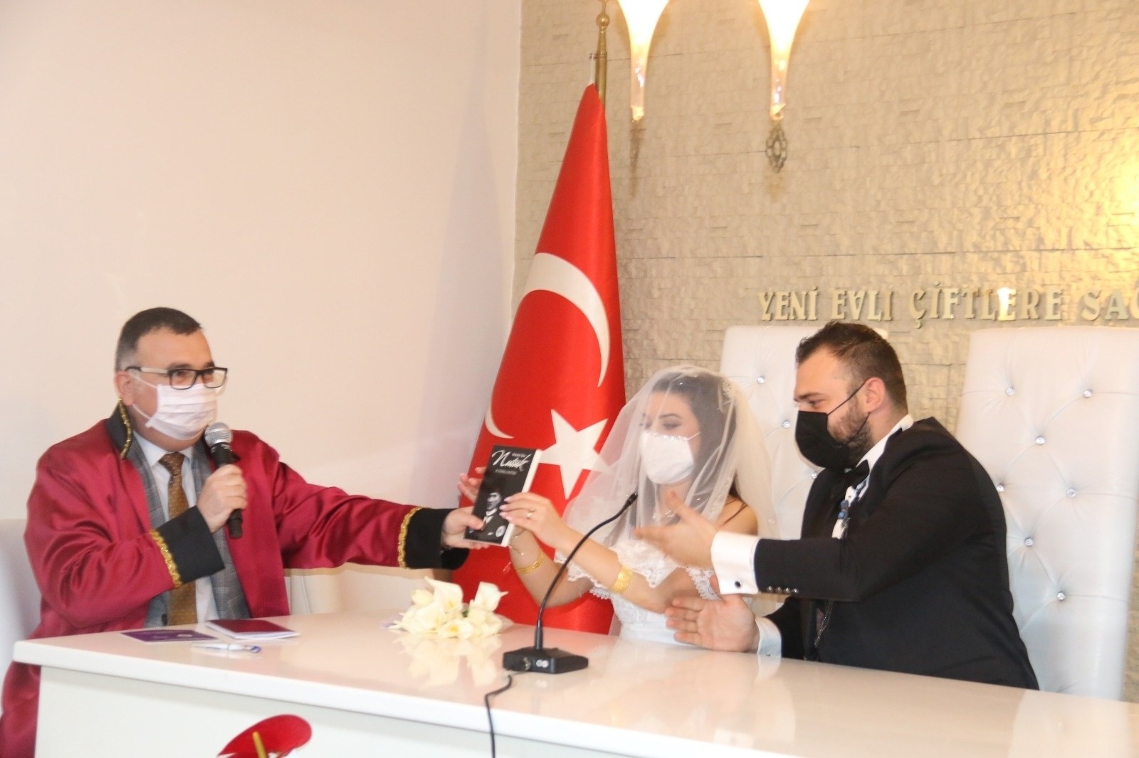 Mutluluklarına ortak oldu