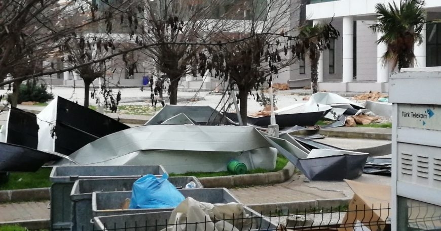 Eğitim Fakültesinin çatısı uçtu