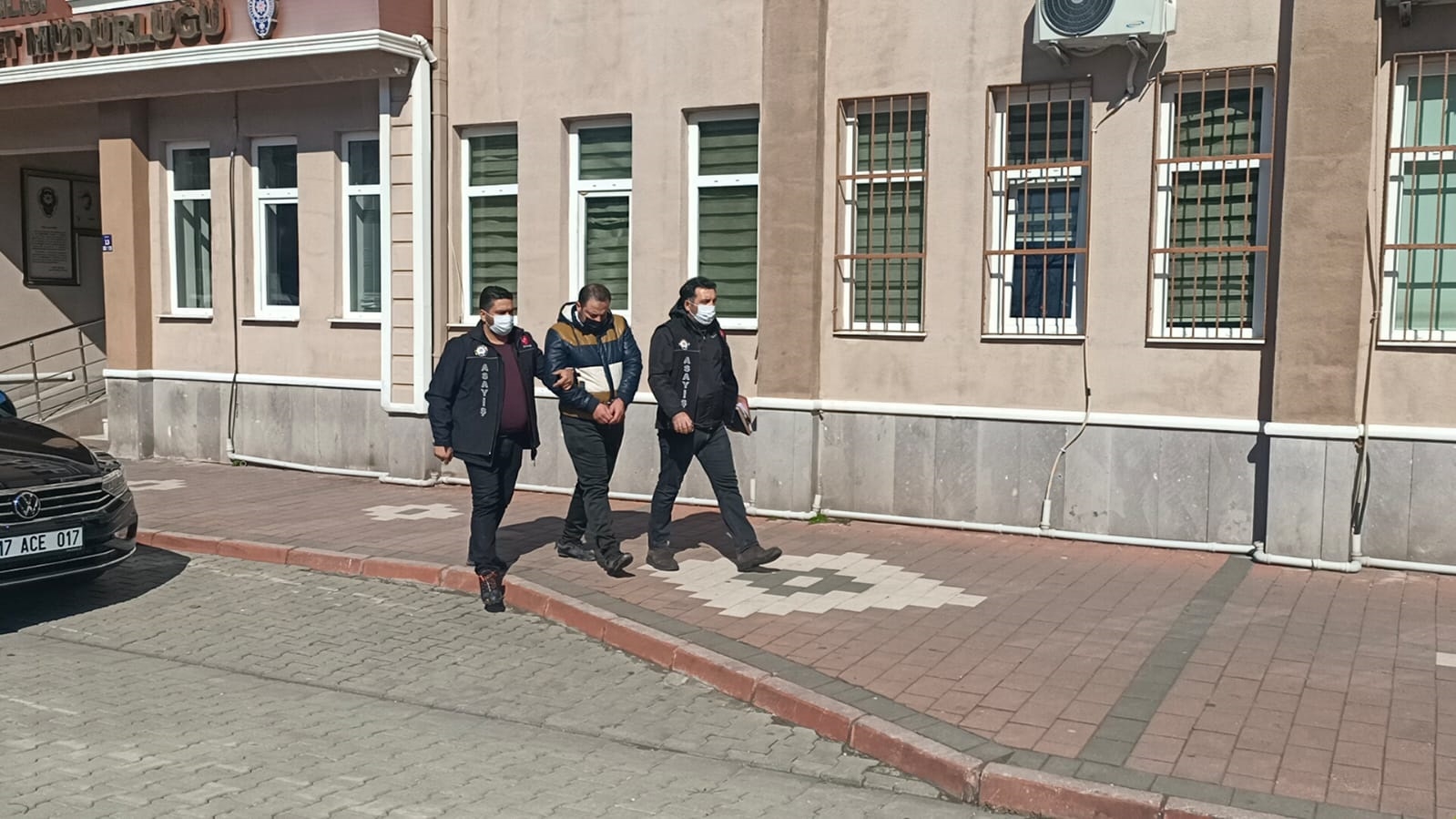 Kendini polis olarak tanıtan dolandırıcı, yakalandı