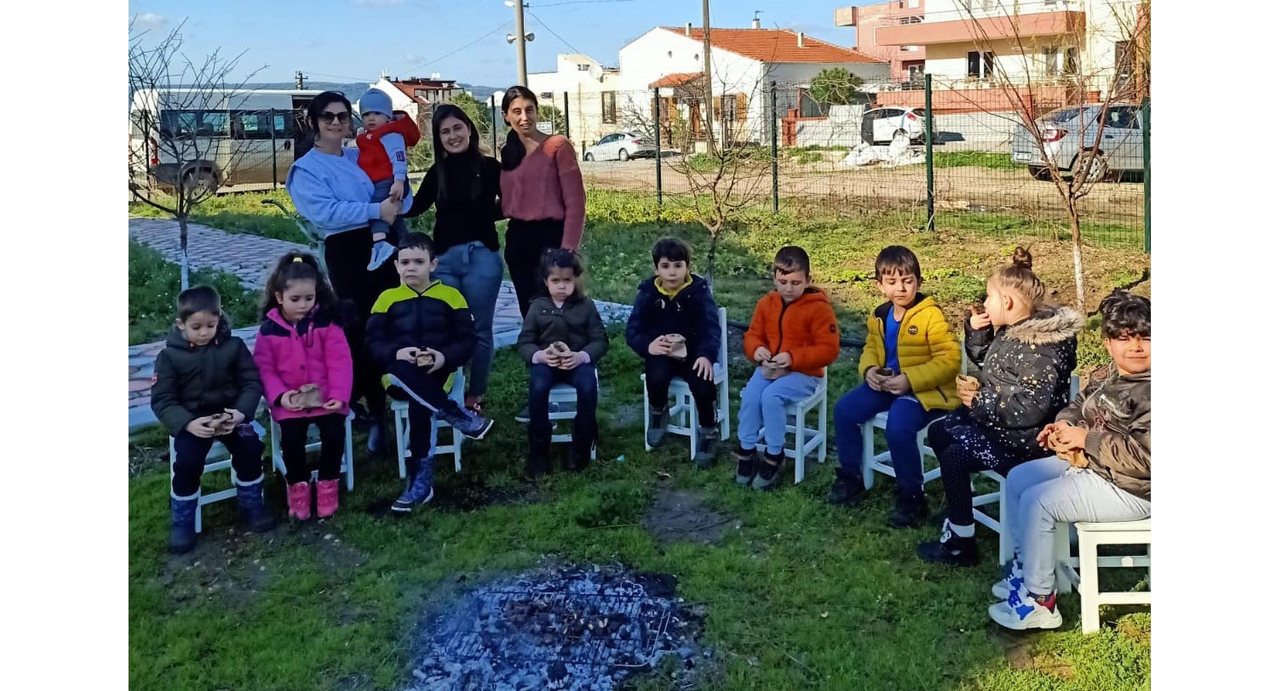 Kömür üzerinde lezzetli kestaneler