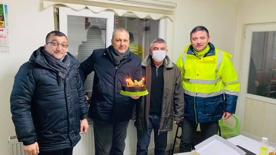 Müdürün doğum gününü kutladı