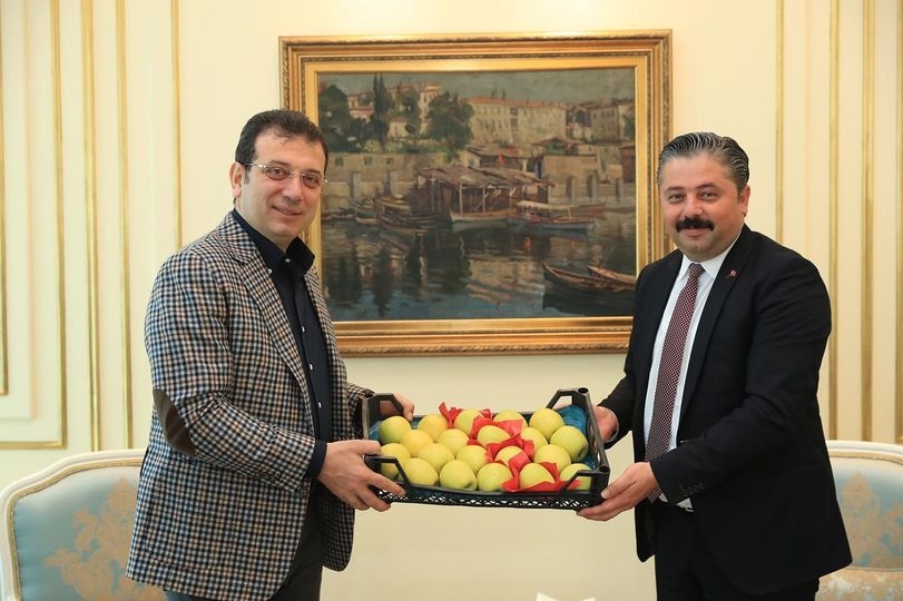 Bayramiç elması hediye etti