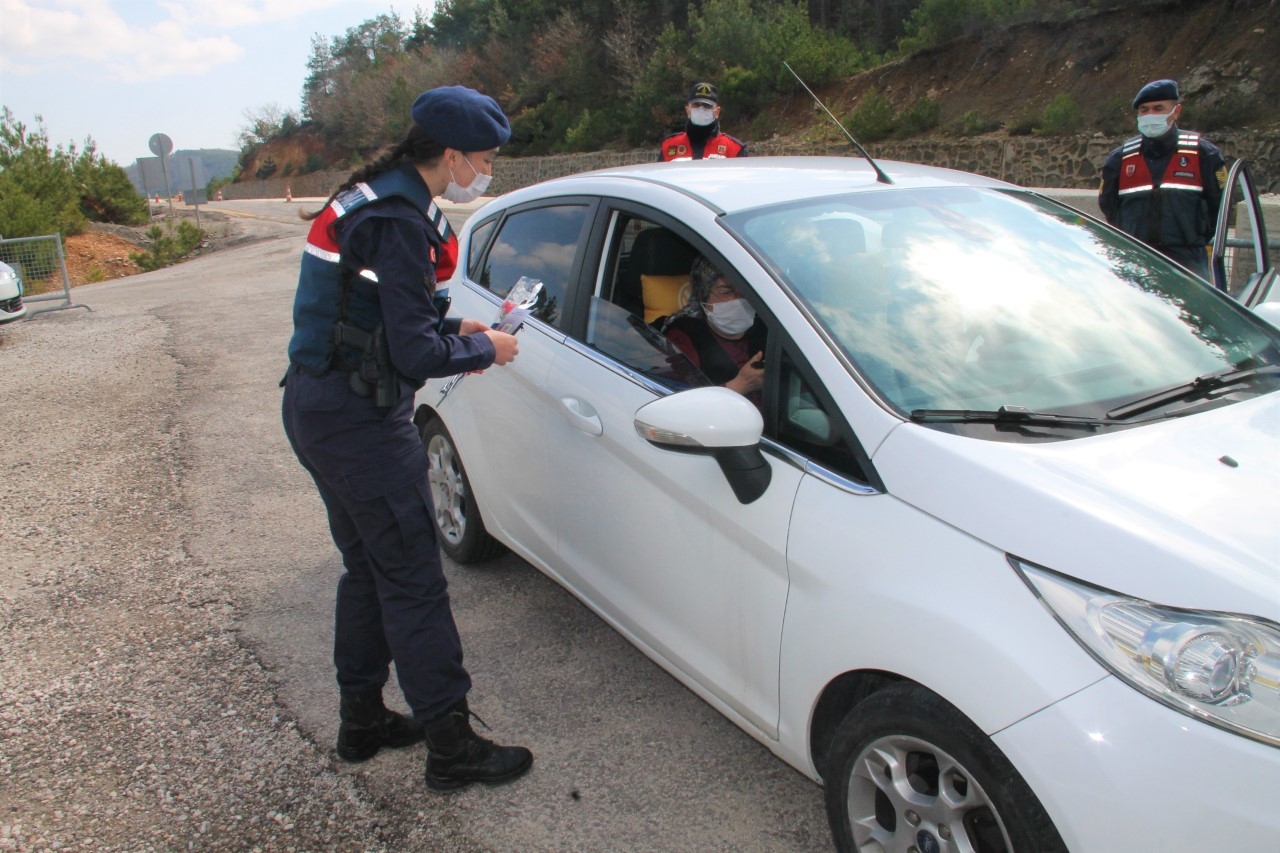 Kadınlara cüzdan ve karanfil hediye ettiler