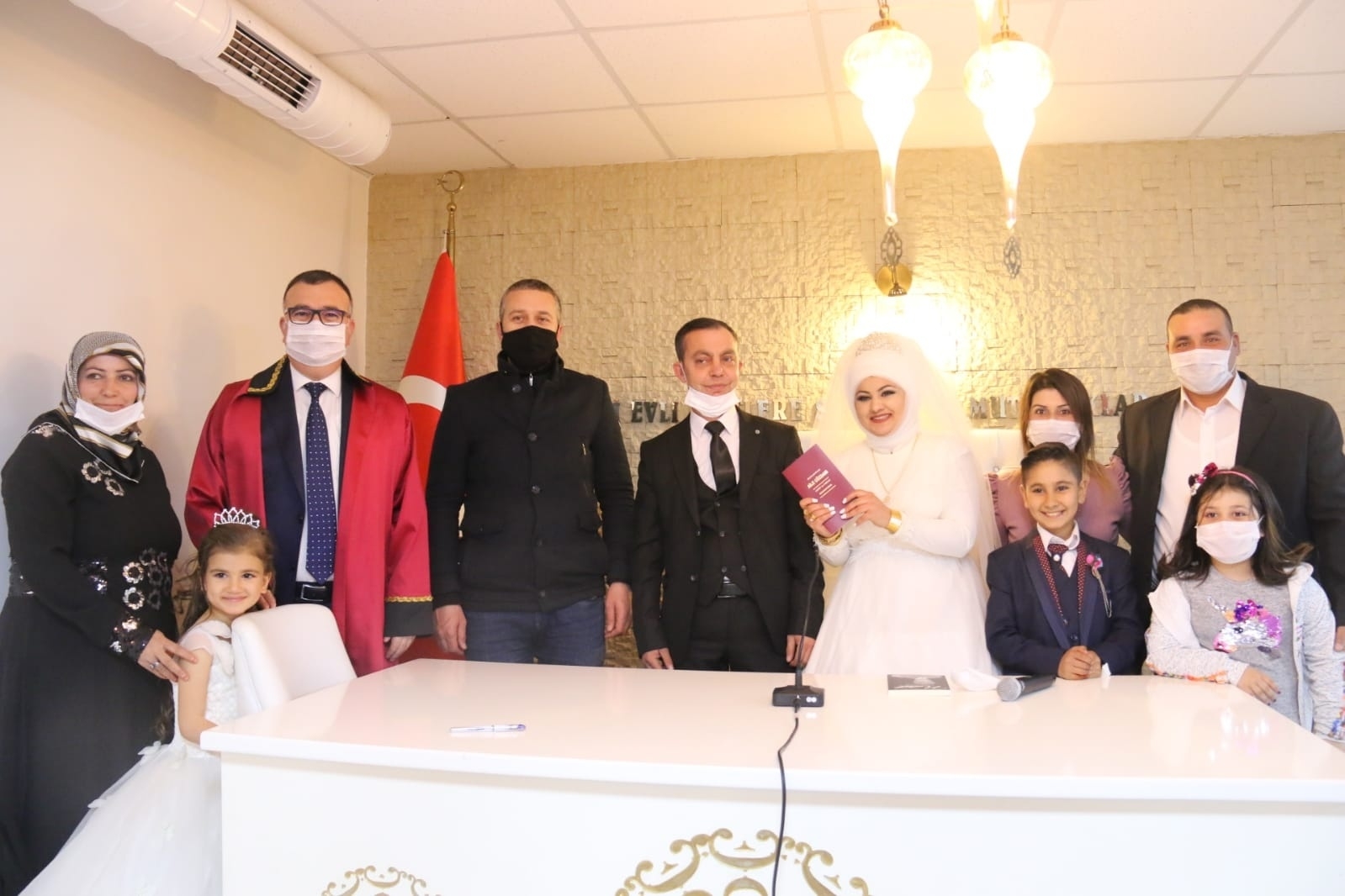Mutluluklarına ortak oldu