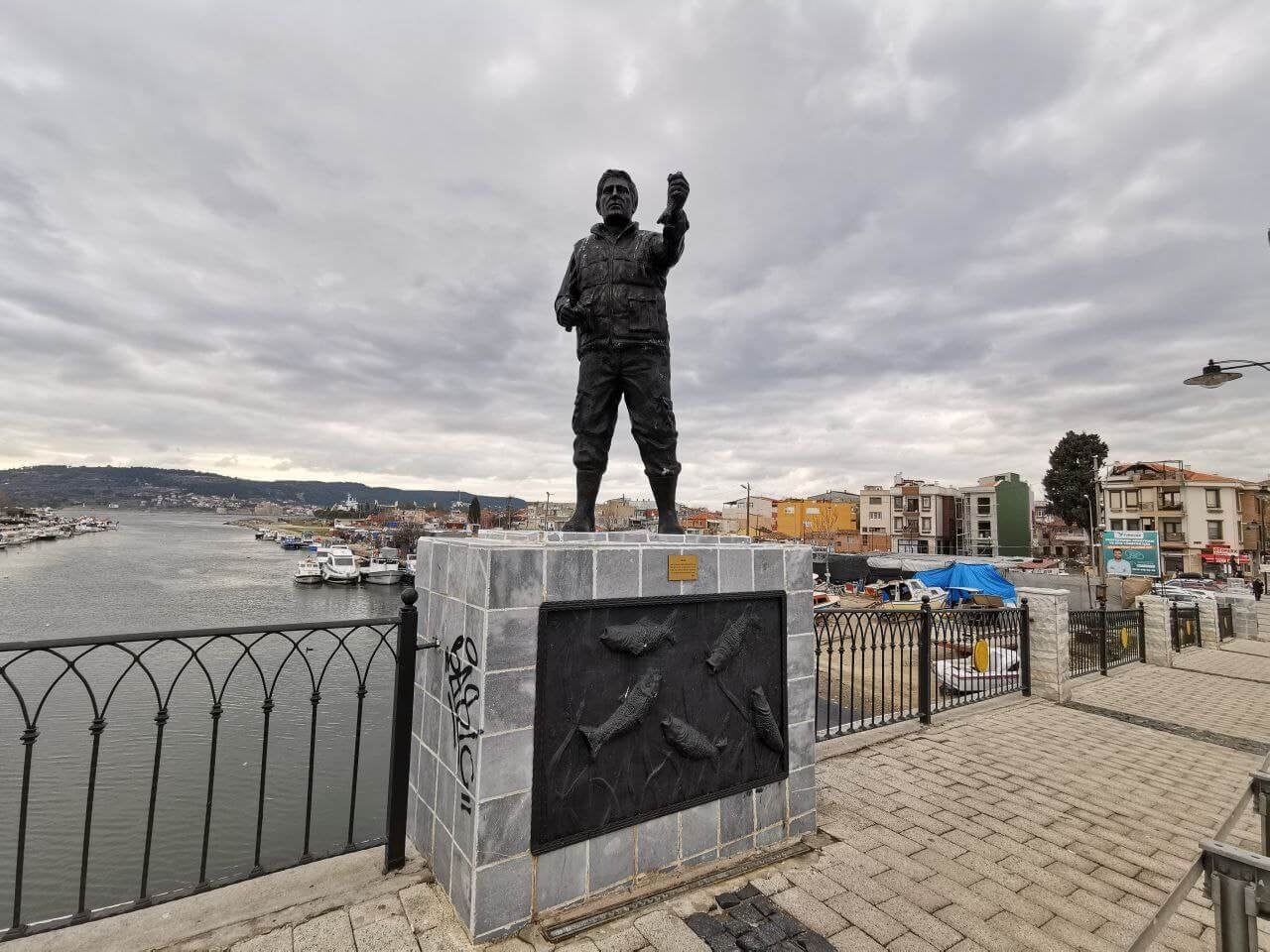Olta şiiri balıkçı heykelinde
