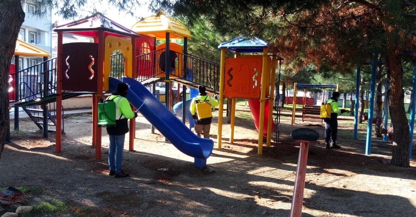 Oyun alanları ve parklar dezenfekte ediliyor
