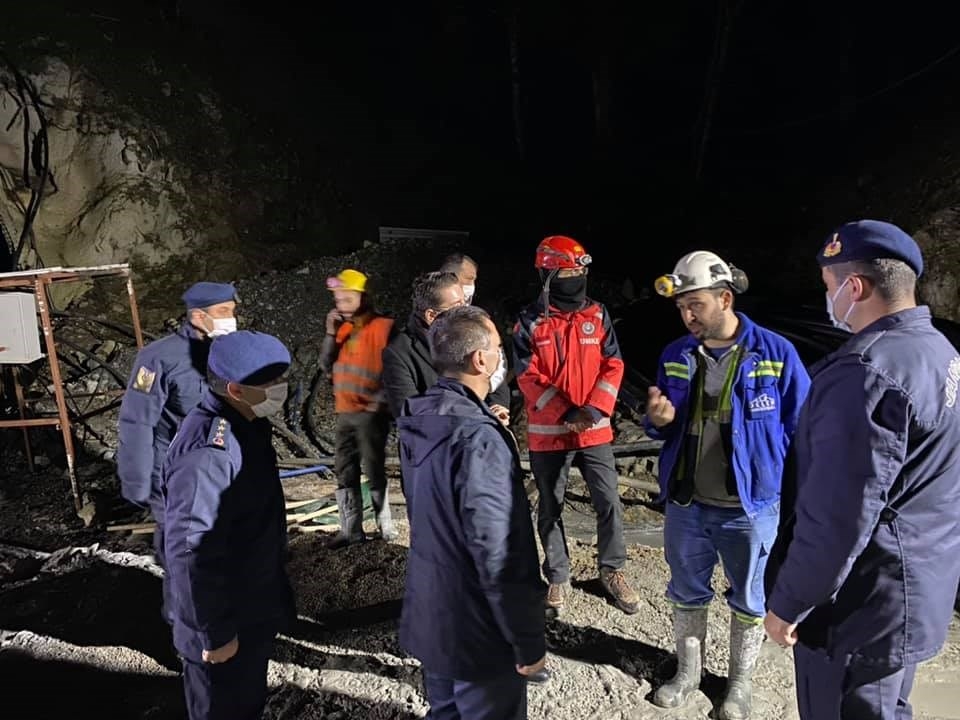 Göçük altında kalan işçi aranıyor