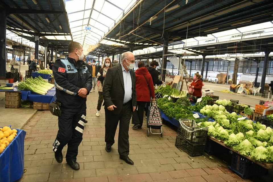 Pazar esnafını ziyaret etti