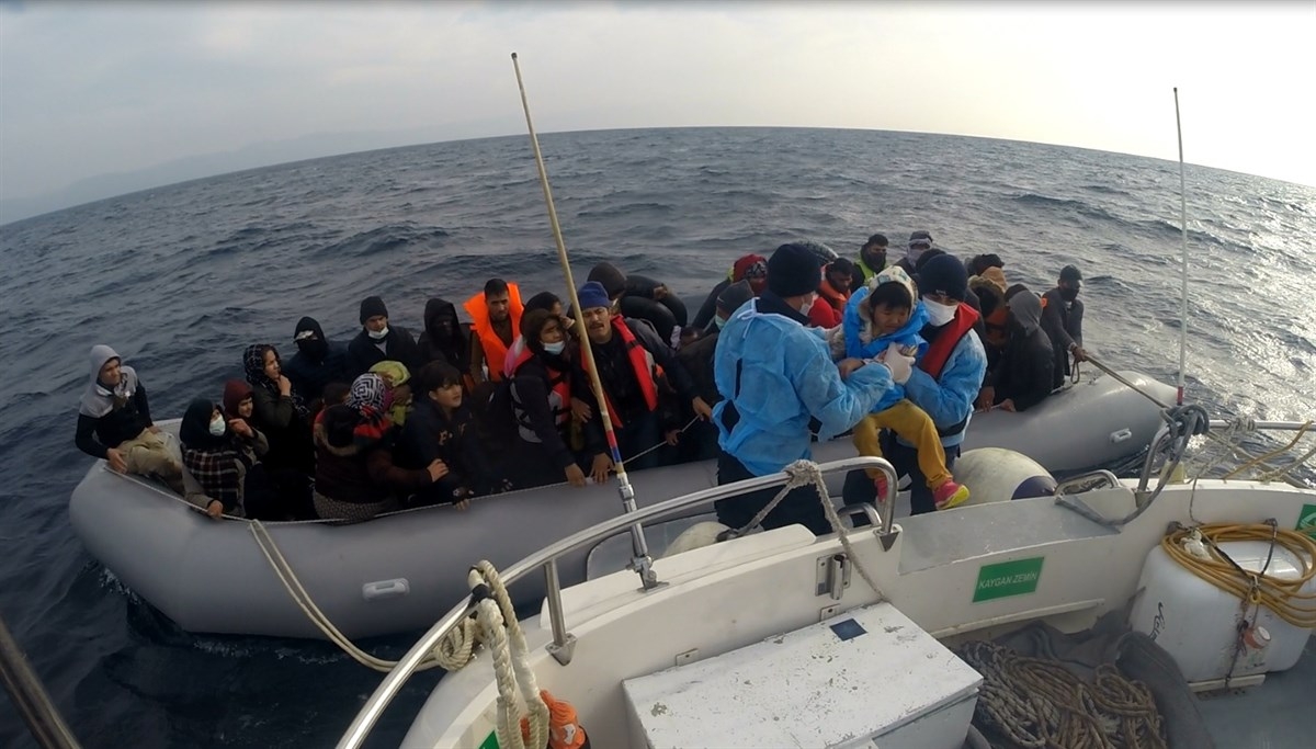 54 düzensiz göçmen kurtarıldı