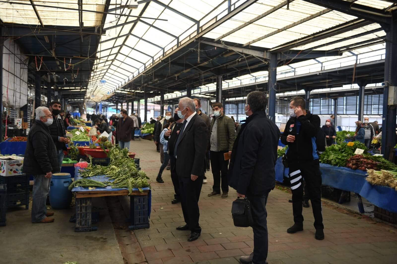 Hem pazarı gezdi hem esnafın derdini dinledi