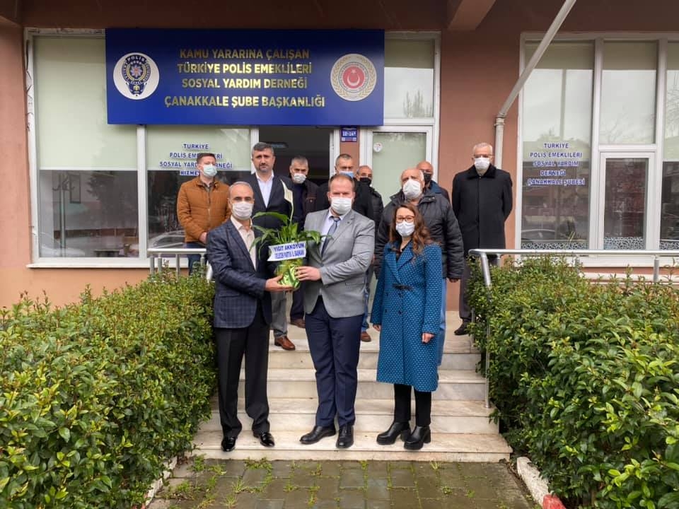 “Siyaset sokakta yapılır, sırça köşklerde değil”