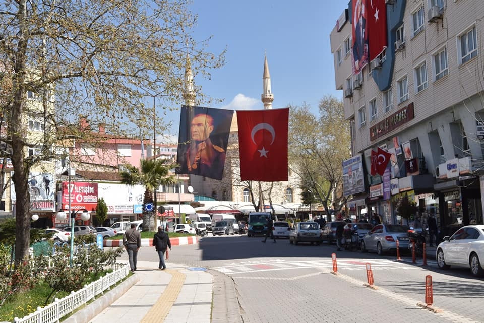 Sokaklar bayraklarla donatıldı