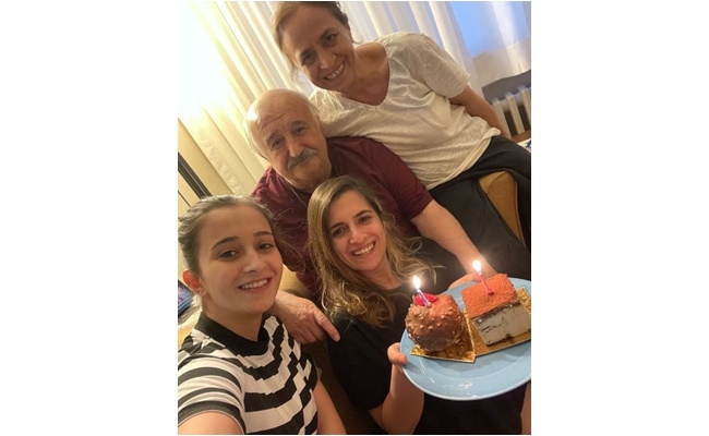 Kızlarından doğum günü sürprizi