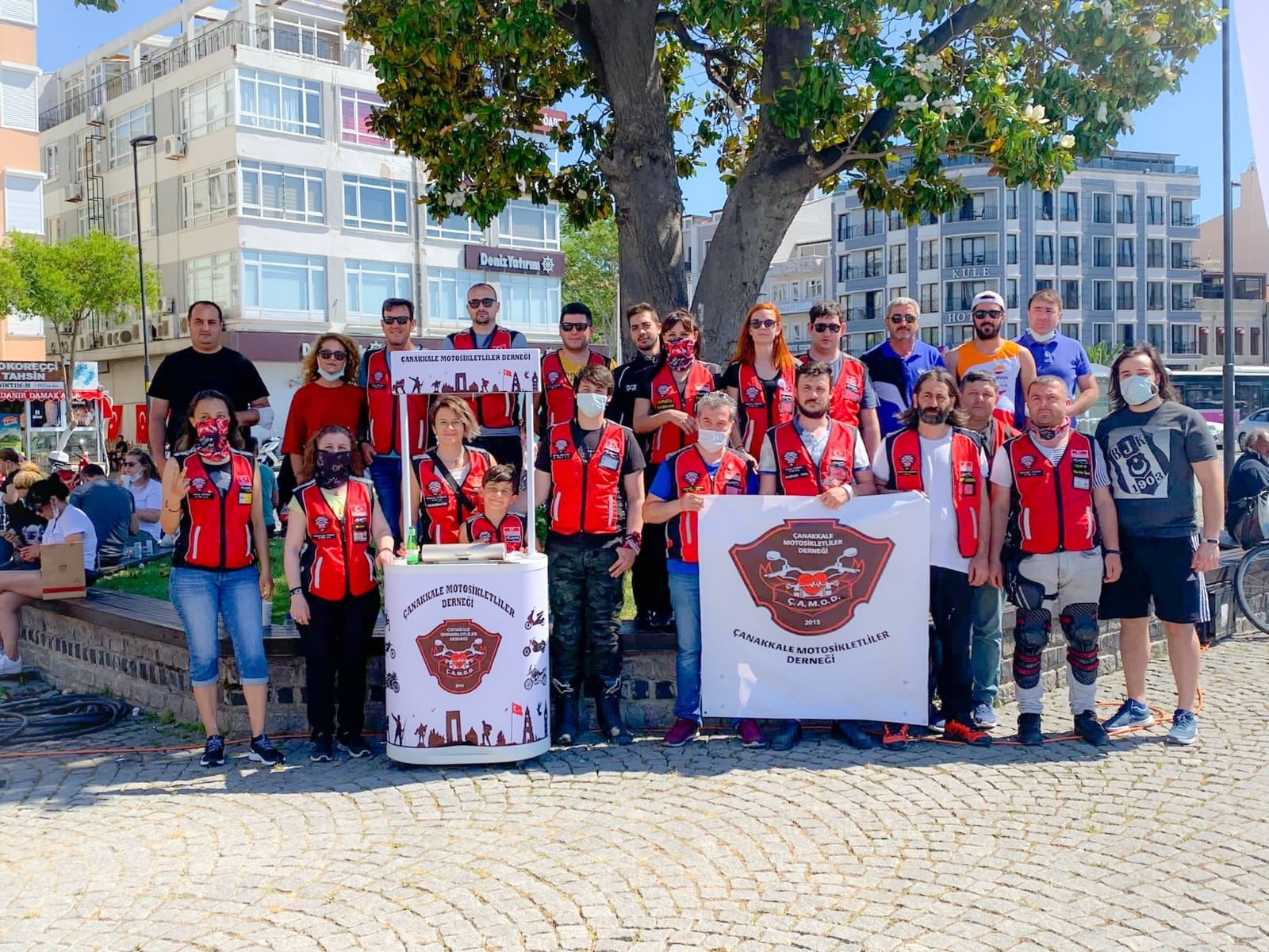 Motosikletlilerden alkışlanacak hareket