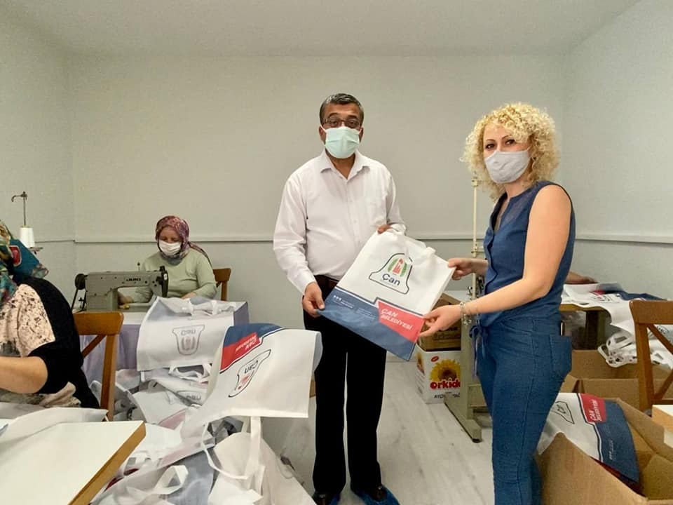 Tekstil atölyesi üretime devam ediyor