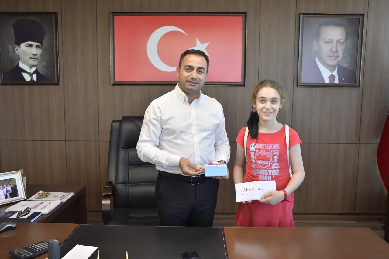 Elifnaz’dan Ahmet Alp İçin Örnek Davranış