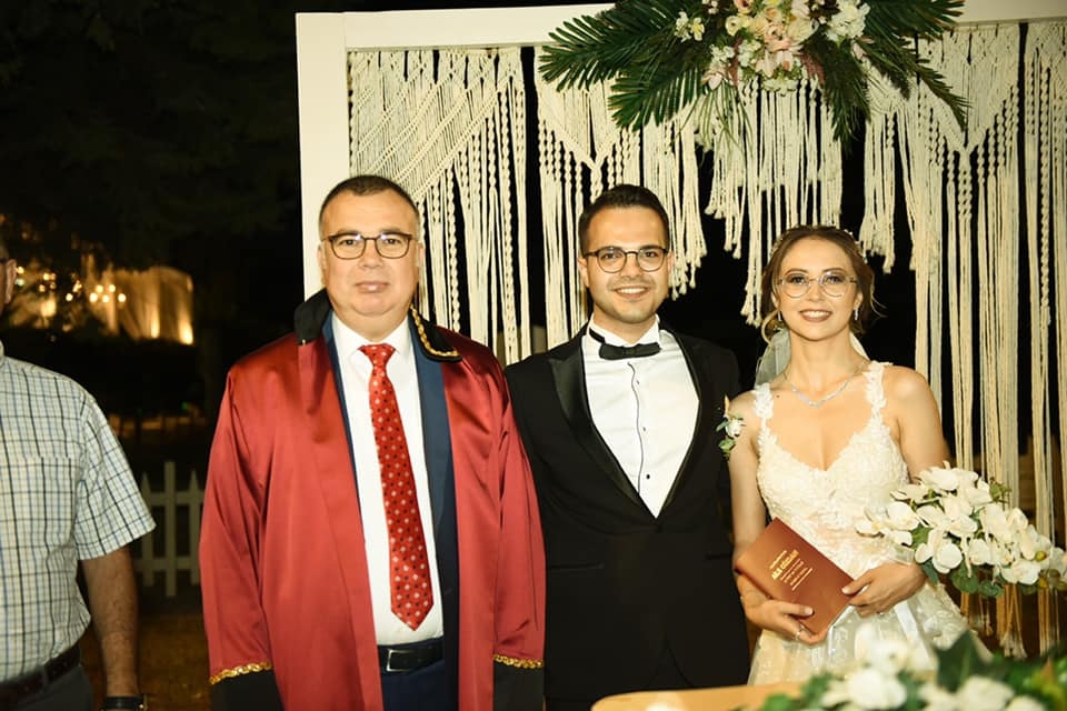 Genç çiftin mutluluğuna ortak oldu