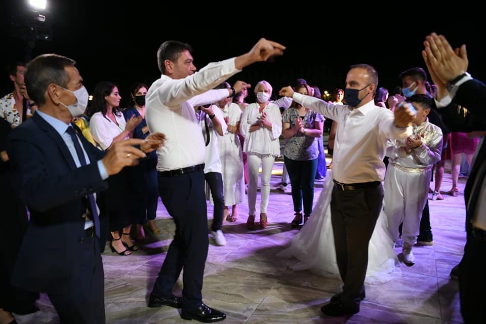 Karşılıklı oynadılar