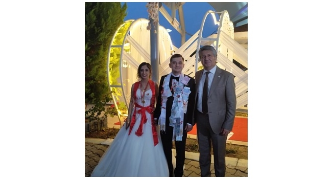 Mutluluklarına ortak oldu