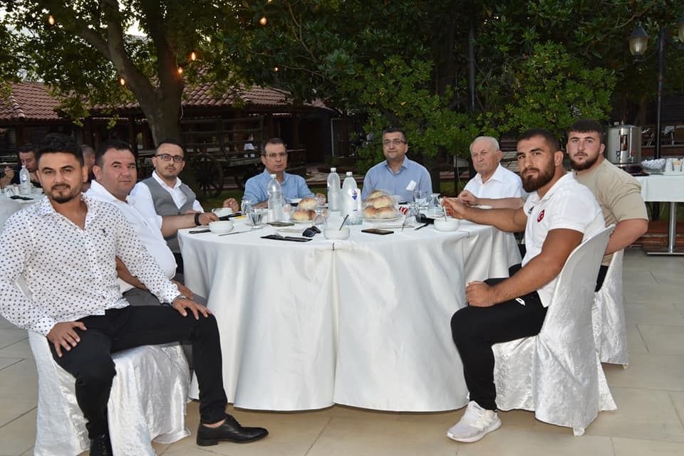 Pehlivanlara ödül yemeği