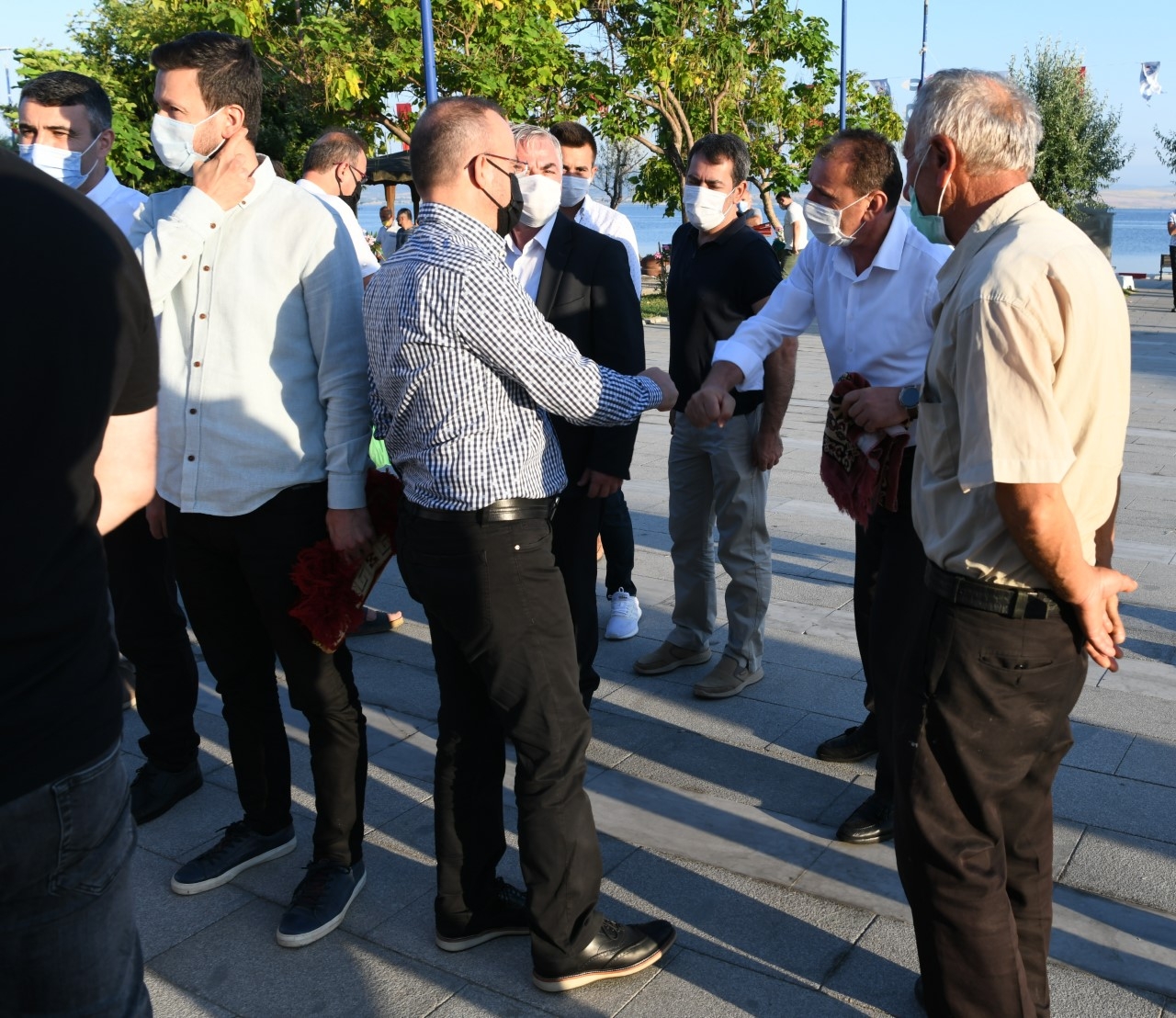 Bülent Turan, Sahil Camii’de vatandaşlarla bayramlaştı