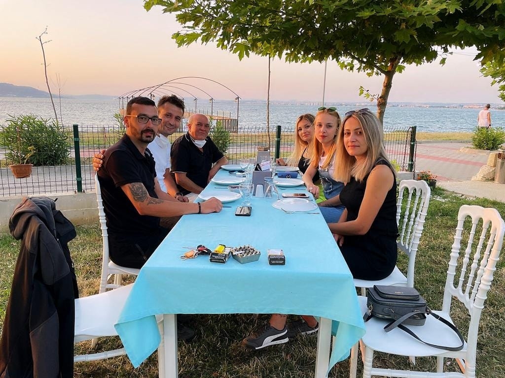 Zafer Optik ekibi yemekte