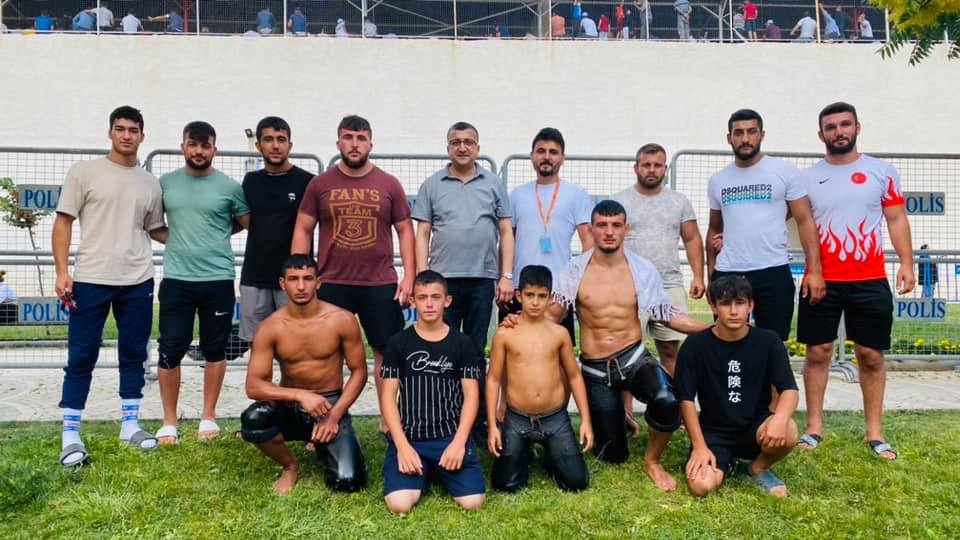 Üç madalya ve kupalar ile döndüler