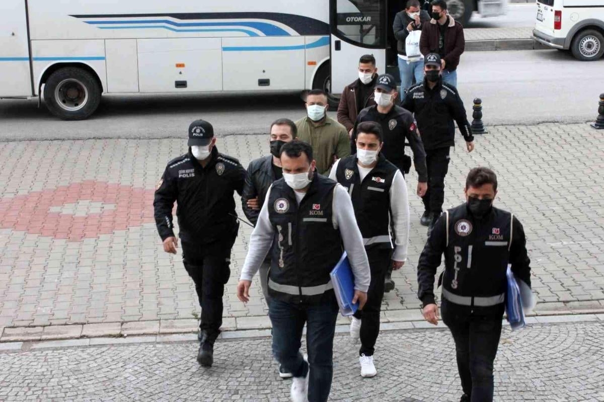 Haraç toplayan çete çökertildi
