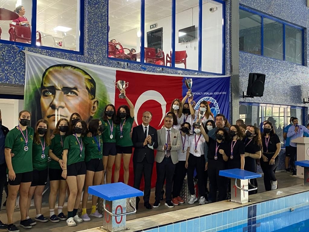 Gençler sualtı hokeyinde yarıştı
