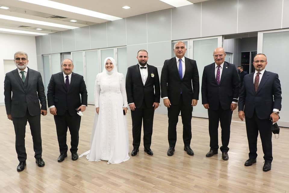 Düğünde bir araya geldiler