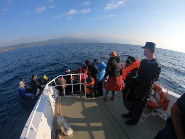 Ayvacık’ta 35 göçmen kurtarıldı