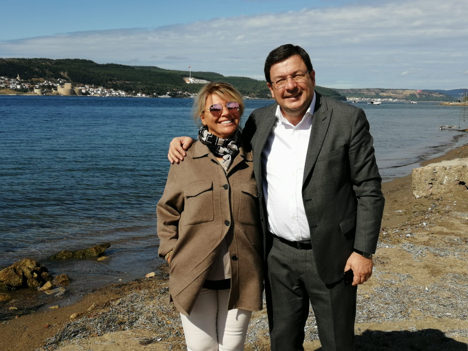 Eşiyle birlikte sahil keyfi yaptı