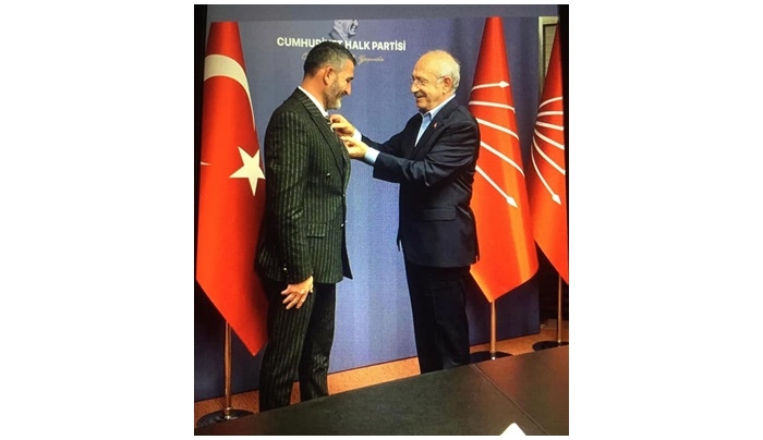 Rozetini Kılıçdaroğlu taktı