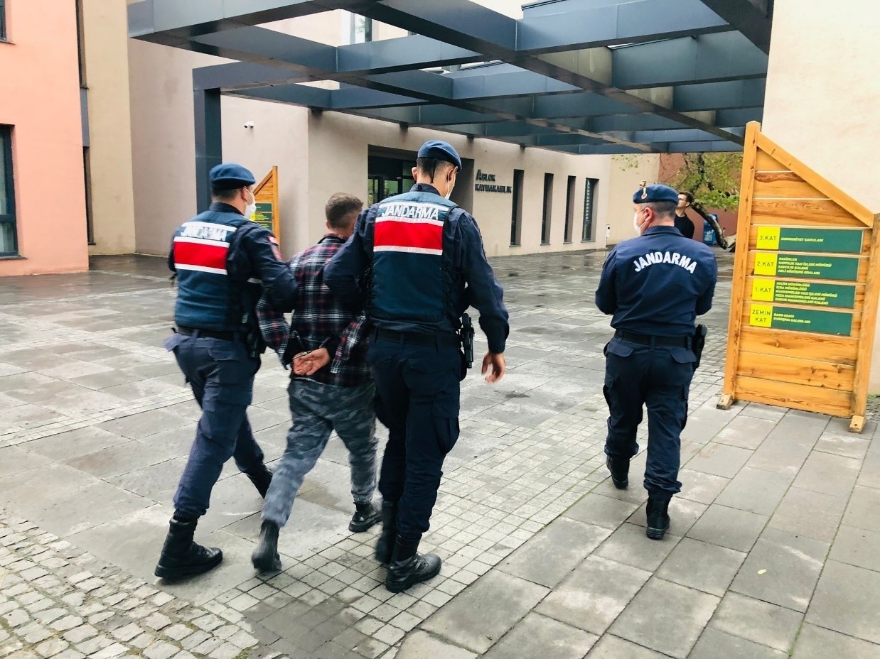 Okulun çatı katına saklanan hırsız yakalandı
