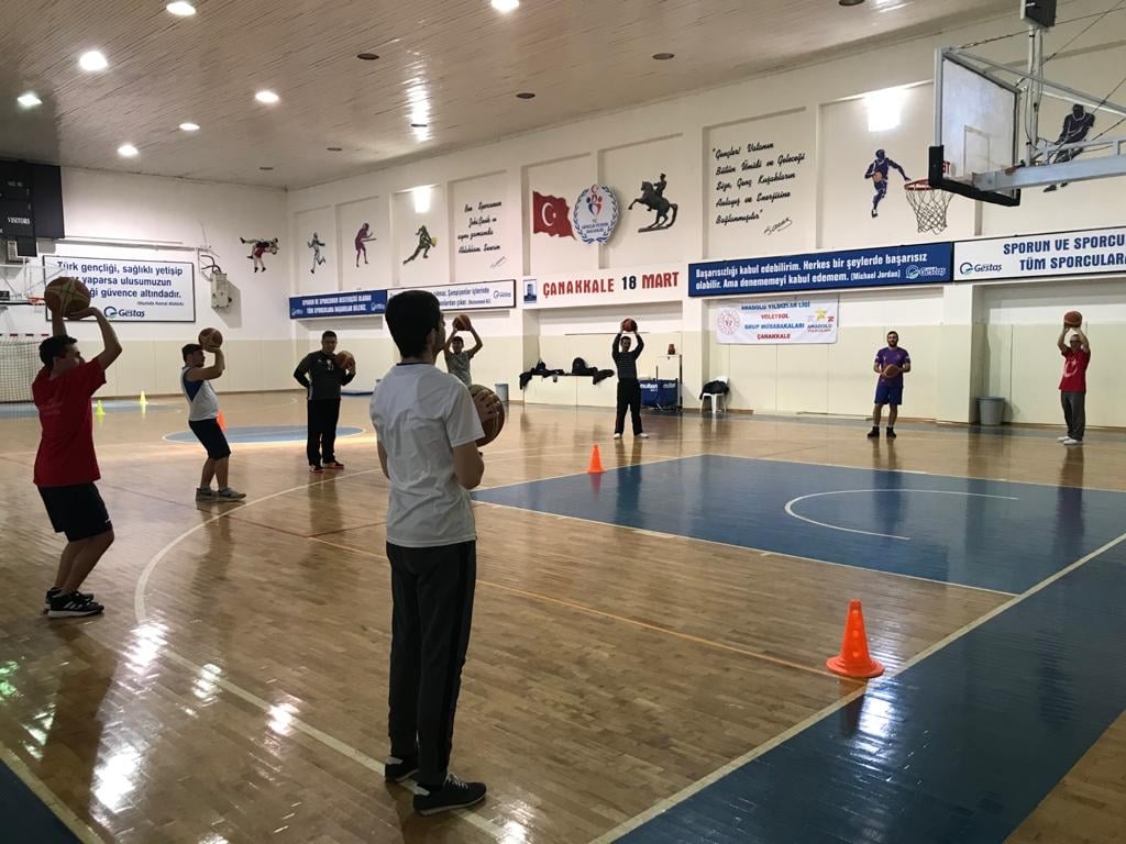 Özel sporcularla basketbol antrenmanı