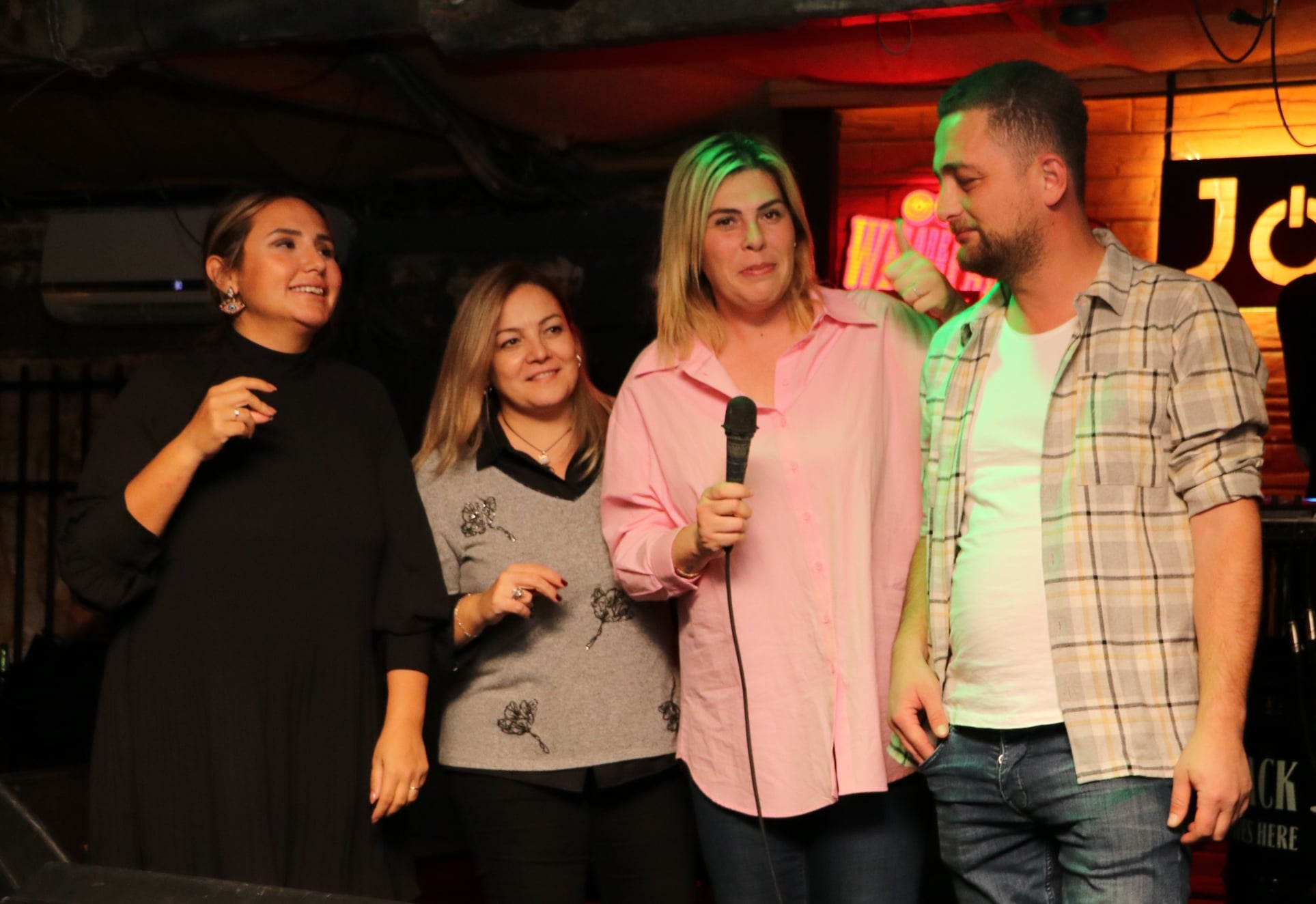 Karaokeyle stres attılar