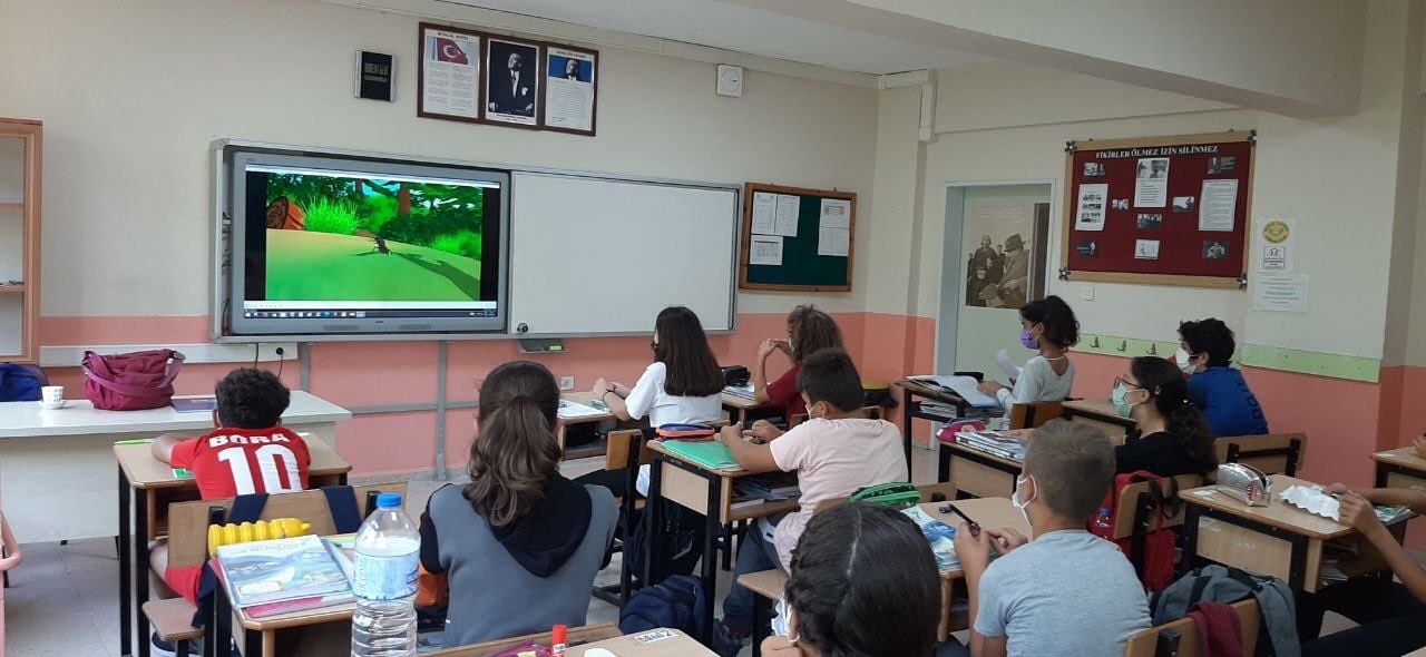 Öğrencilere tabiat bilgisi dersi