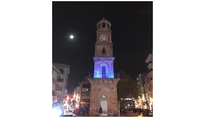 Saat Kulesine mavi ışık