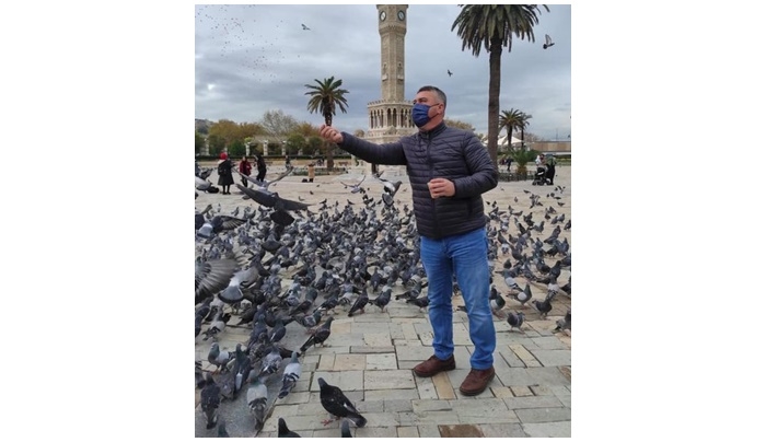 Güvercinleri besledi