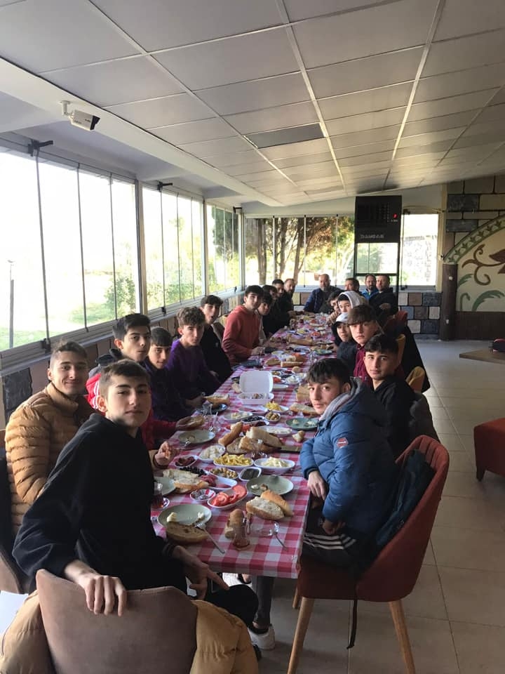 Sporcu gençler kahvaltıda buluştu